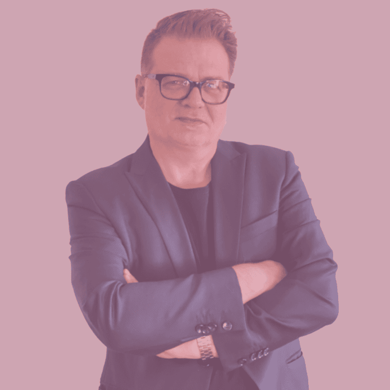 Andreas Kessler mit verschränkten Armen
