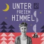 Logo "Unter freiem Himmel": Lagerfeuer, Bäume, Mond und Sterne, in der Mitte Evelyne schwarzweiss