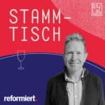 Cover Podcast Stammtisch mit Foto von Thomas Schaufelberger und Logos von reformiert. und refLab