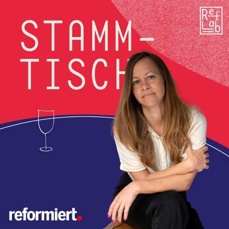 Stammtisch-Cover: roter und blauer Hintergrund, davor sitzend Tabea Steiner