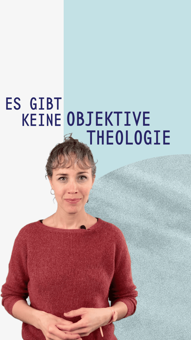 Titel "Es gibt keine objektive Theologie" vor hellblauem Hintergrund, Evelyne steht im roten Pulli davor und lächelt