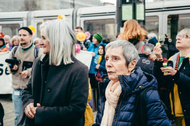 Klägerinnen der Klimaseniorinnen bei einem Protest.