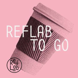 Kaffeebecher vor rosa Hintergrund, darüber steht der Podcast-Titel "RefLab To Go"