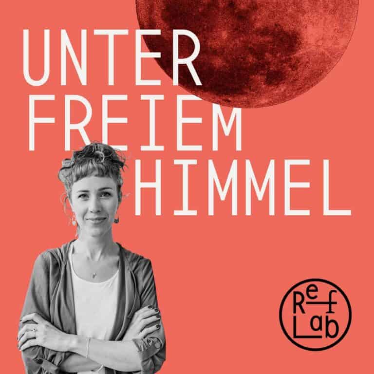 Evelyne Baumberger steht lächelnd und mit verschränkten Armen vor einem roten Hintergrund, oberhalb steht "Unter freiem Himmel" und es schwebt ein grosser Mond.