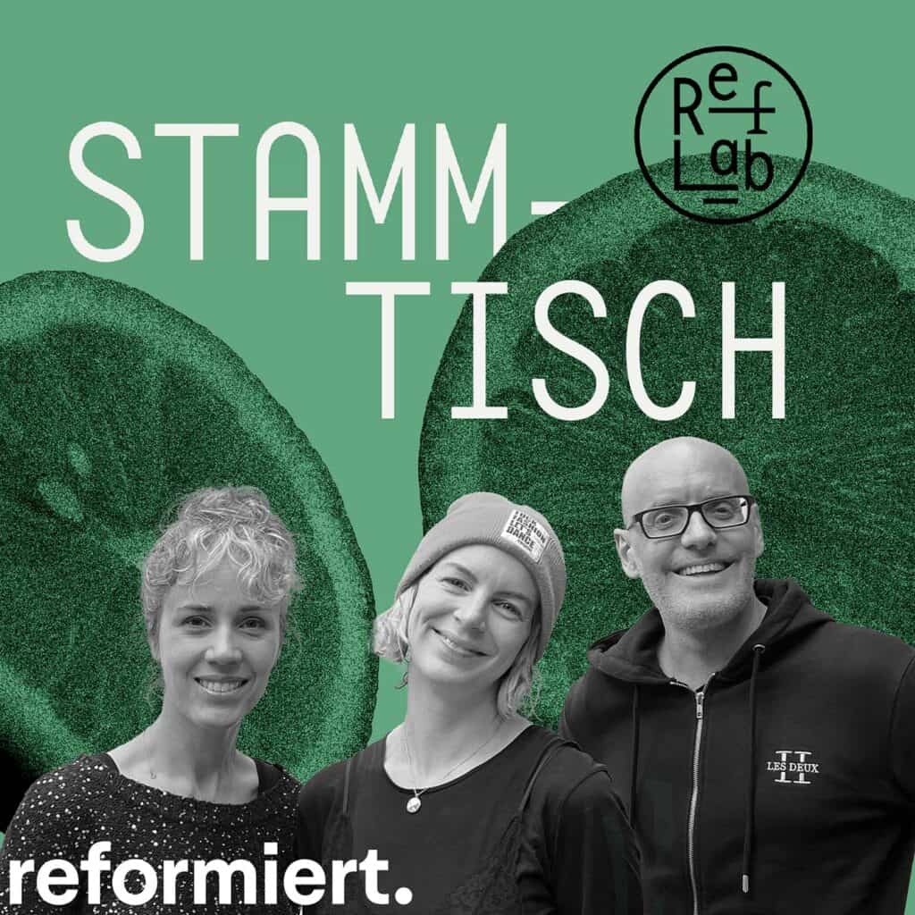 Evelyne, Janna und Manuel mit Logo des Podcasts "Stammtisch" - grüner Hintergrund und zwei Orangenscheiben