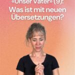 Frau im schwarzen T-Shirt hat Hände gefaltet
