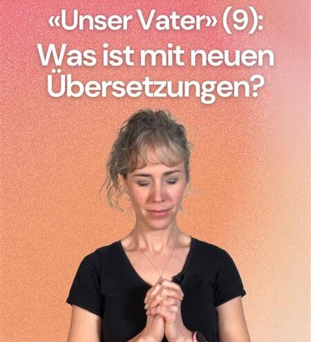 Frau im schwarzen T-Shirt hat Hände gefaltet