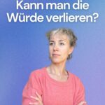 Frau mit verschränkten Armen und nachdenklichem Blick vor blauem Hintergrund