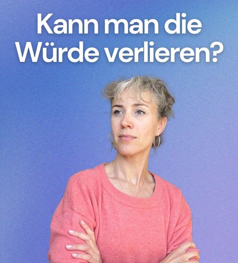 Frau mit verschränkten Armen und nachdenklichem Blick vor blauem Hintergrund