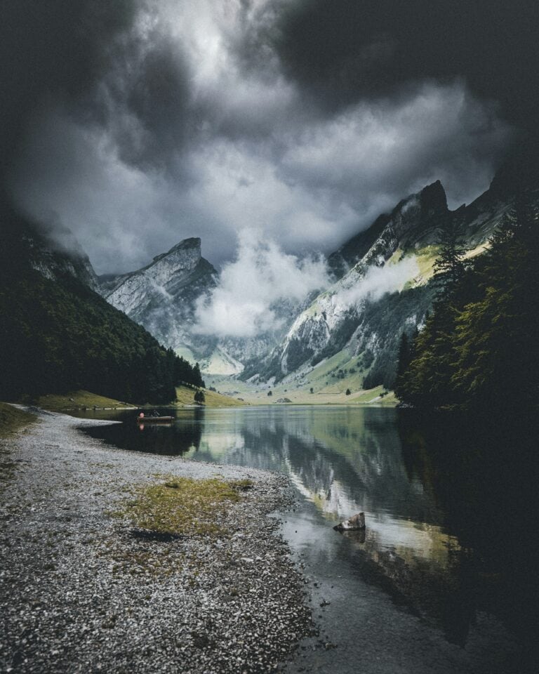 Berge mit See, düstere Wolken