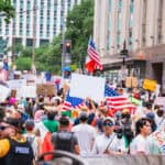 Demonstration mit US-Flagge, «No Kings»