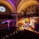 bunt beleuchteter Kirchenraum mit Gewölbe