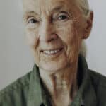 Jane Goodall, eine ältere Dame, lächelt in die Kamera
