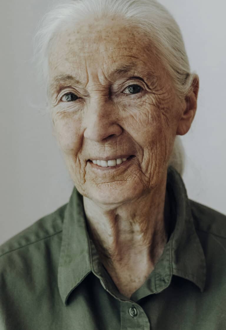 Jane Goodall, eine ältere Dame, lächelt in die Kamera