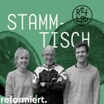 Drei Personen vor einem grünen Hintergrund