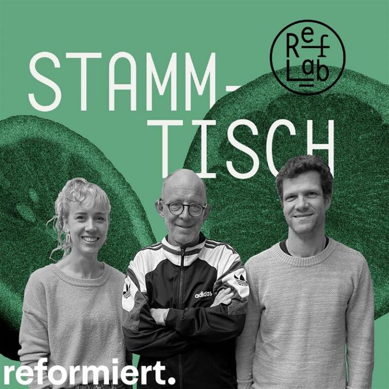 Drei Personen vor einem grünen Hintergrund