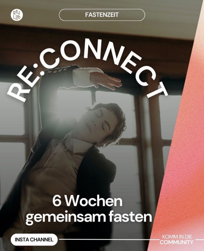 Person mit geschlossenen Augen tanzt im Gegenlicht.