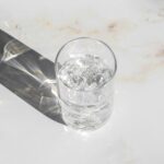 Glas Wasser auf einem Marmortisch