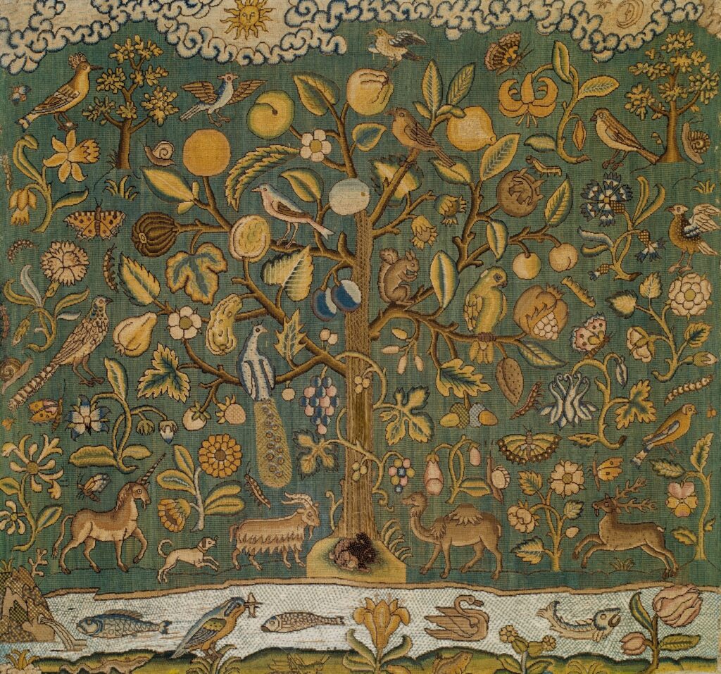Ein antiker Wandteppich der den Baum des Lebens mit sehr vielen verschiedenen Tieren und Fürchten darstellt.
