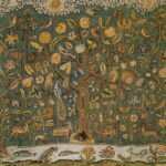 Ein antiker Wandteppich der den Baum des Lebens mit sehr vielen verschiedenen Tieren und Fürchten darstellt.