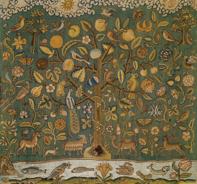 Ein antiker Wandteppich der den Baum des Lebens mit sehr vielen verschiedenen Tieren und Fürchten darstellt.